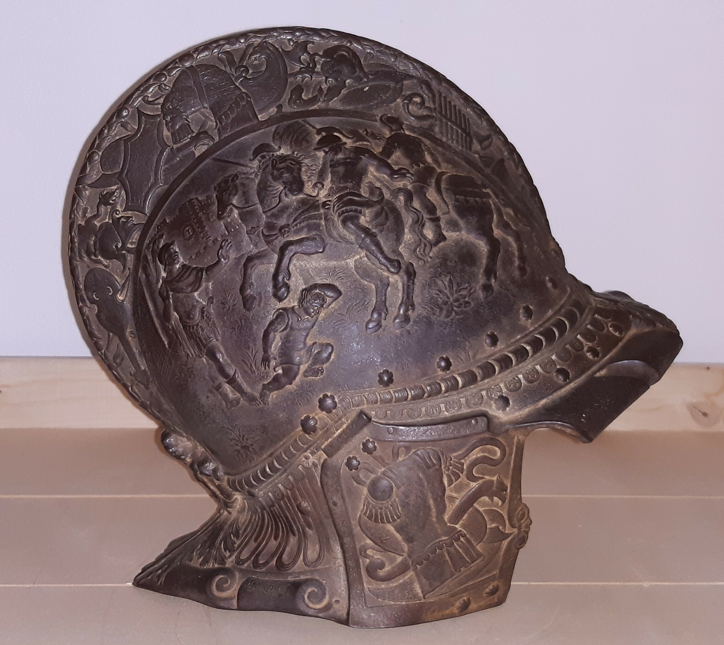 Prunk-Morion aus Eisenkunstguss mit mythologischen Szenen (Schloß Wernigerode GmbH RR-F)
