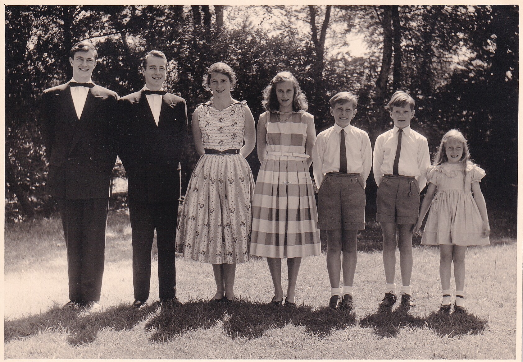 Bildpostkarte mit Gruppenfoto der sieben Kinder des Louis Ferdinand Prinz von Preußen (1907-1994), 1956 (Schloß Wernigerode GmbH RR-F)