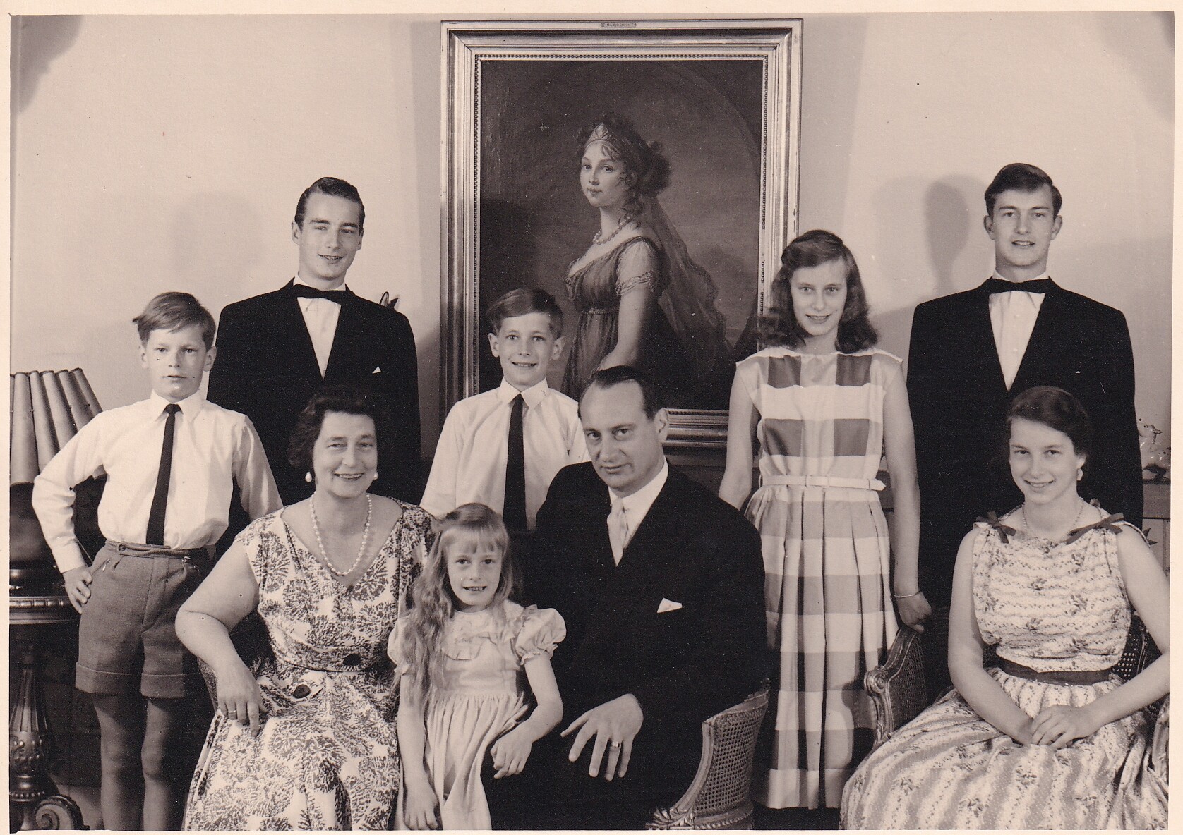 Bildpostkarte mit Gruppenfoto der Familie des Louis Ferdinand Prinz von Preußen (1907-1994), 1956 (Schloß Wernigerode GmbH RR-F)