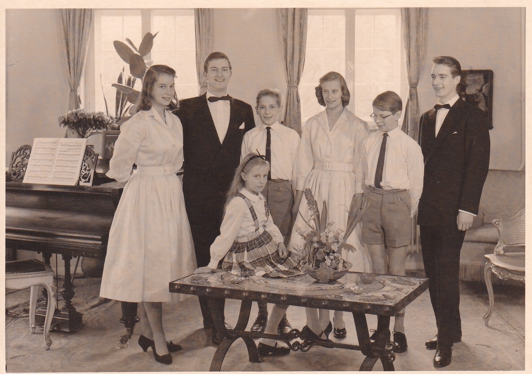 Bildpostkarte mit Gruppenfoto der sieben Kinder des Louis Ferdinand Prinz von Preußen (1907-1994), Mai 1958 (Schloß Wernigerode GmbH RR-F)
