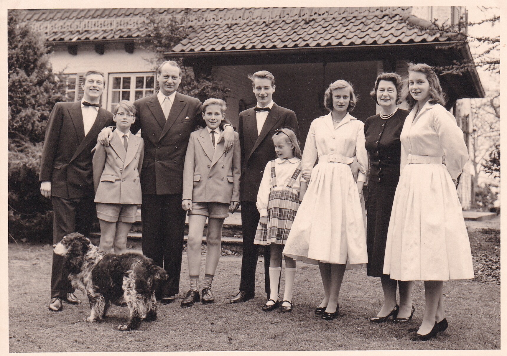 Bildpostkarte mit Gruppenfoto der Familie des Louis Ferdinand Prinz von Preußen (1907-1994) bei der Konfirmation seiner beiden ältesten Töchter, Mai 1 (Schloß Wernigerode GmbH RR-F)