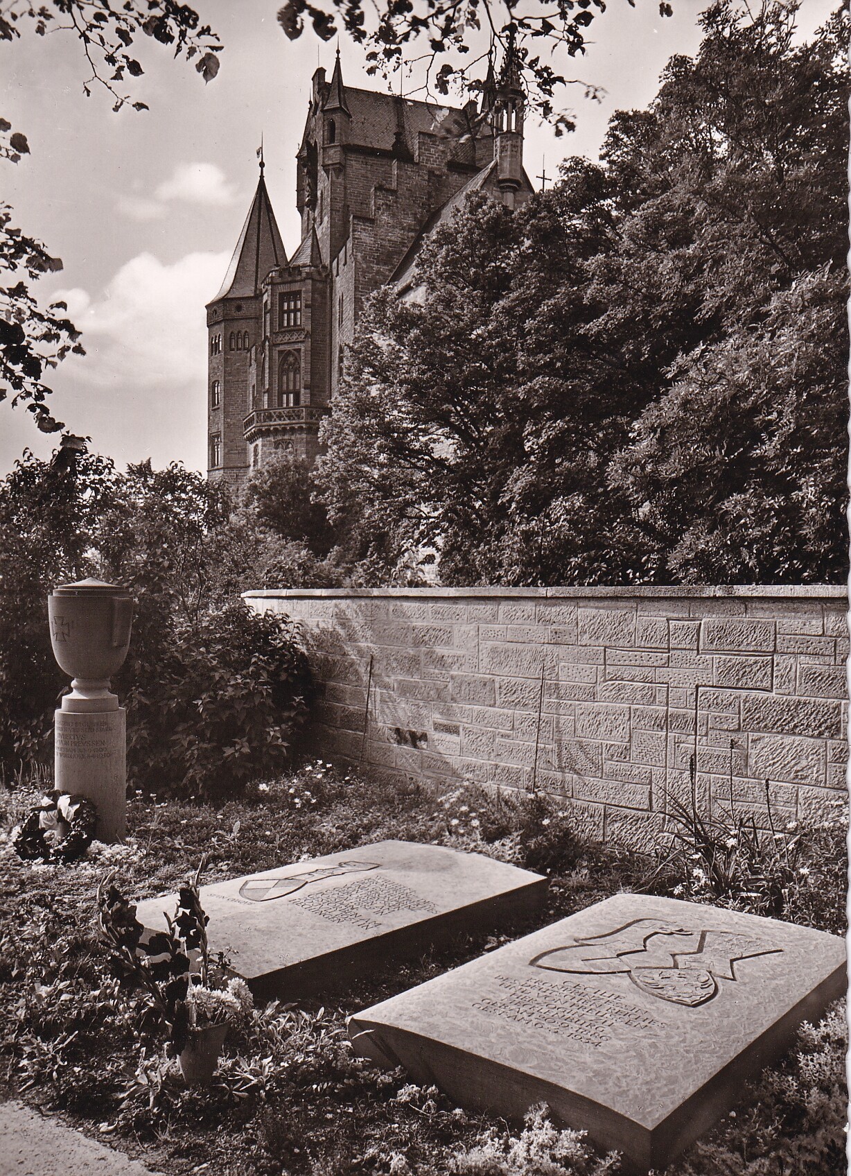 Bildpostkarte mit Foto des privaten Friedhofs im Offiziersgarten der Burg Hohenzollern, um 1955 (Schloß Wernigerode GmbH RR-F)