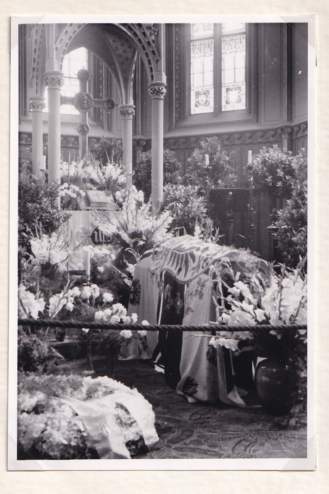 Fotografie der Aufbahrung des ehemaligen deutschen Kronprinzen in der Christuskapelle der Burg Hohenzollern, 26.07.1951 (Schloß Wernigerode GmbH RR-F)