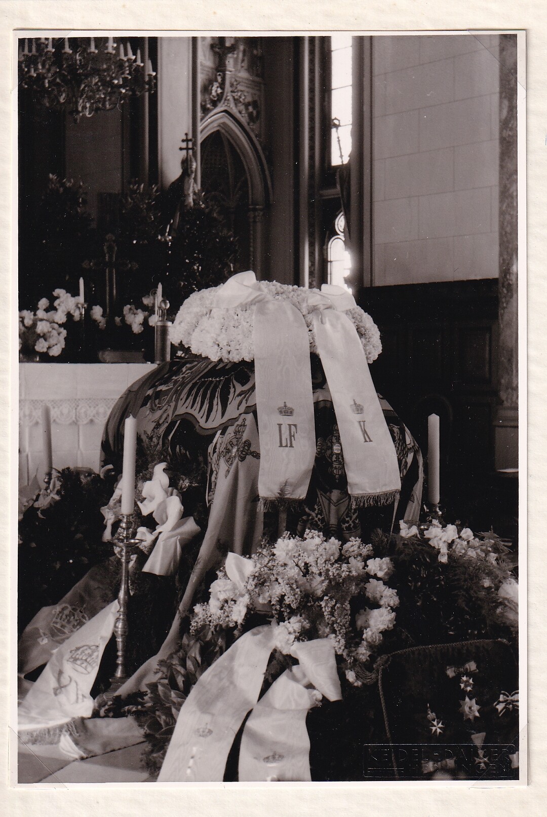 Fotografie der Aufbahrung der ehemaligen Kronprinzessin Cecilie auf der Burg Hohenzollern, 12.05.1954 (Schloß Wernigerode GmbH RR-F)