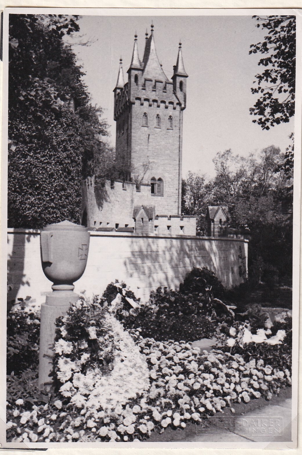 Fotografie des privaten Friedhofs im Offiziersgarten der Burg Hohenzollern, 14.09.1952 (Schloß Wernigerode GmbH RR-F)