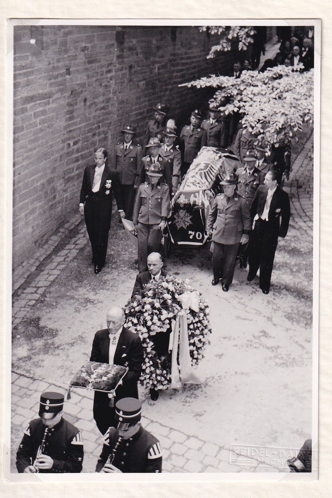 Foto des Trauerzugs bei der Beisetzung des ehemaligen Kronprinzen Wilhelm (1882-1951) auf der Burg Hohenzollern, 26.07.1951 (Schloß Wernigerode GmbH RR-F)