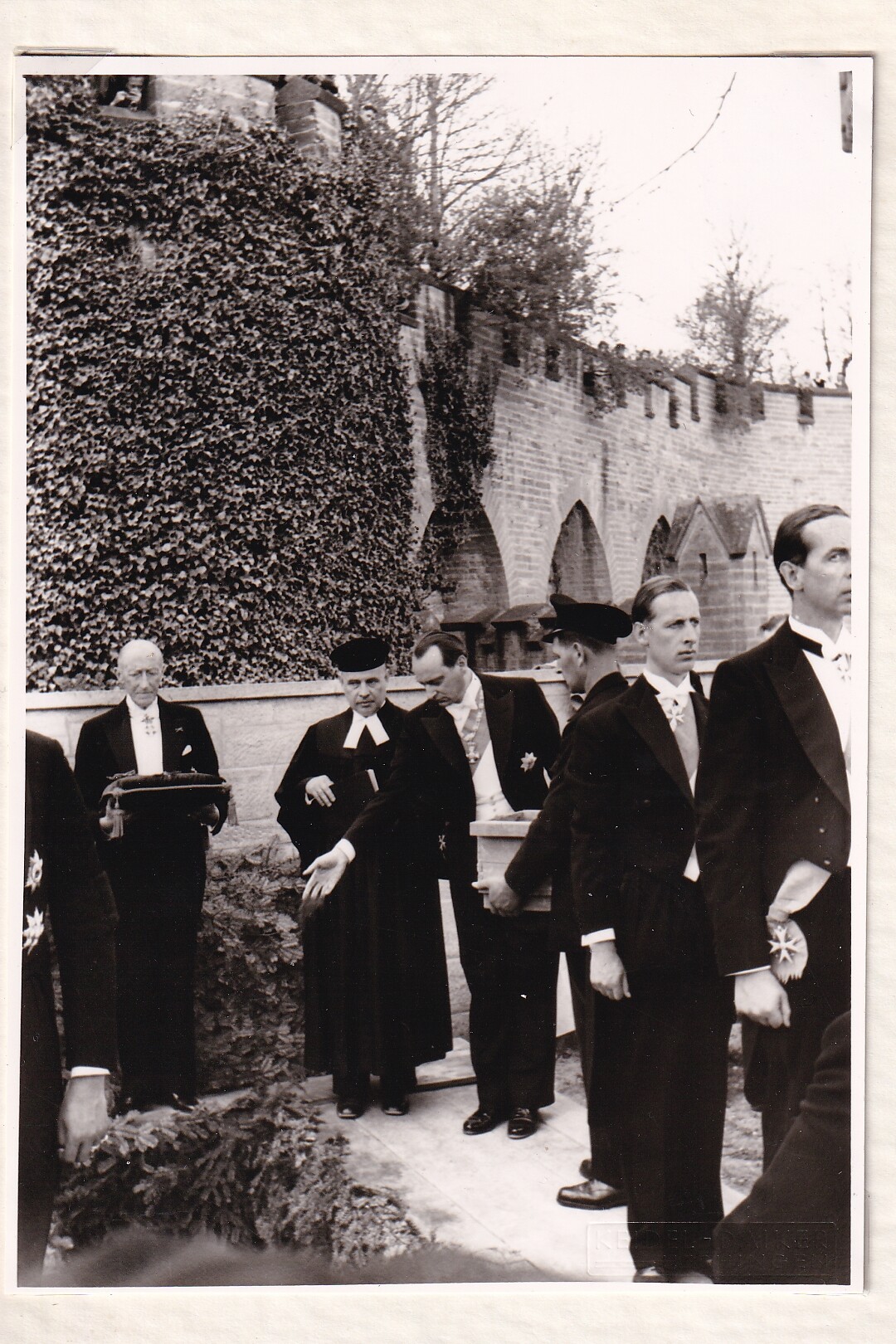 Foto von der Beisetzung der ehemaligen Kronprinzessin Cecilie (1886-1954) auf der Burg Hohenzollern, 12. Mai 1954 (Schloß Wernigerode GmbH RR-F)