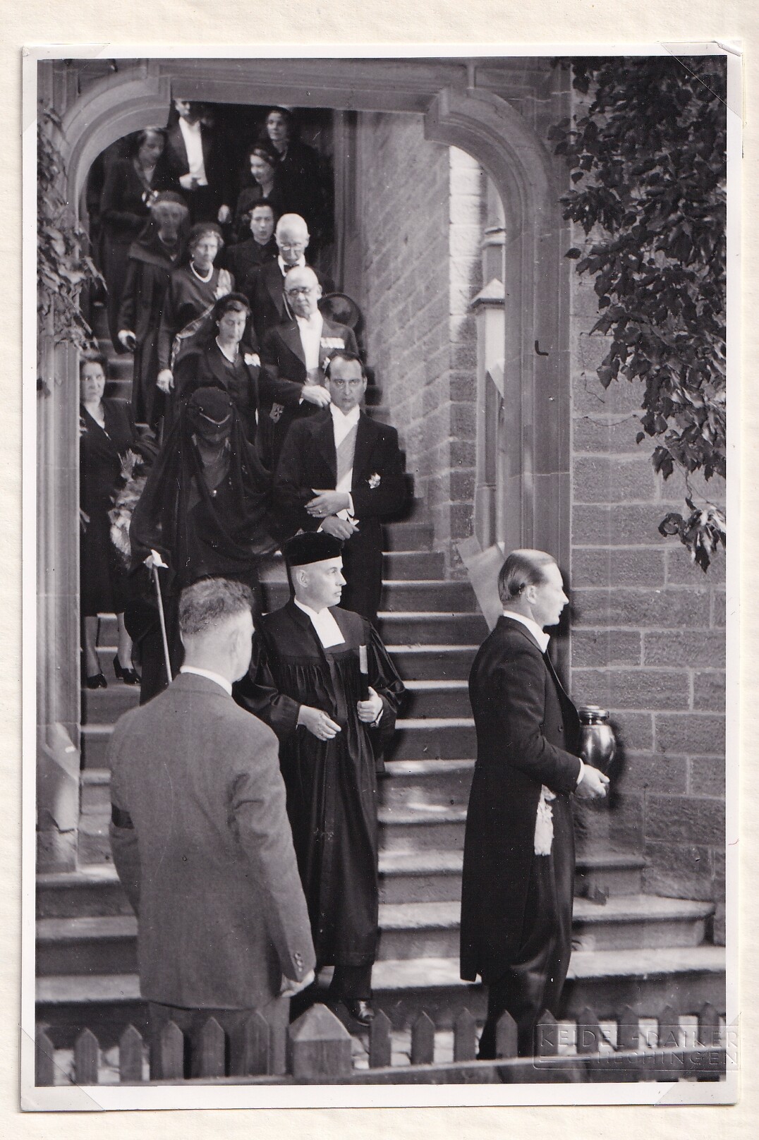 Foto vom Trauerzug bei der Beisetzung des ehemaligen Kronprinzen Wilhelm (1882-1951) auf der Burg Hohenzollern, 26.07.1951 (Schloß Wernigerode GmbH RR-F)