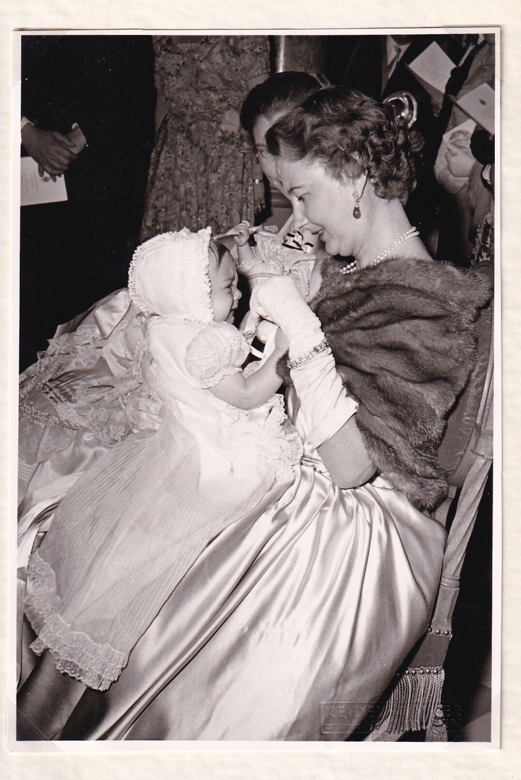 Foto der Cecilie Prinzessin von Preußen (1917-1975) mit ihrer Tochter Kira Alexandrine (geb. 1954) bei deren Taufe auf der Burg Hohenzollern, 15.06.19 (Schloß Wernigerode GmbH RR-F)