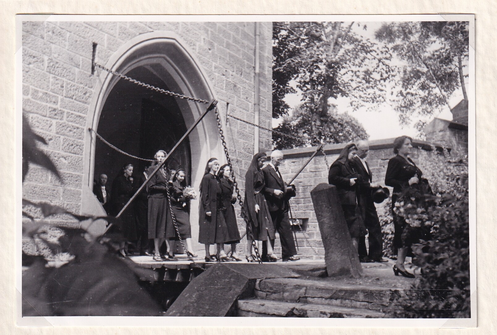 Foto vom Trauerzug bei der Beisetzung des ehemaligen Kronprinzen Wilhelm (1882-1951) auf der Burg Hohenzollern, 26.07.1951 (Schloß Wernigerode GmbH RR-F)