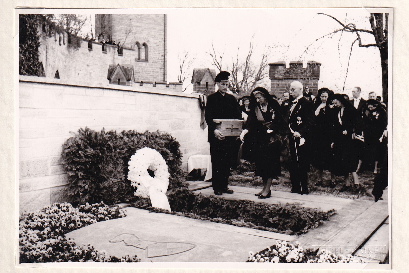 Foto von der Beisetzung des ehemaligen Kronprinzen Wilhelm (1882-1951) auf der Burg Hohenzollern, 26.07.1951 (Schloß Wernigerode GmbH RR-F)