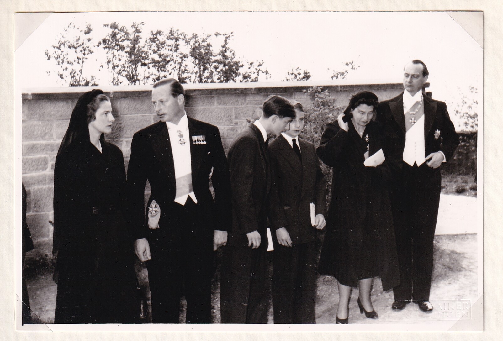Foto von Teilnehmern der Beisetzung der ehemaligen Kronprinzessin Cecilie (1886-1954) auf der Burg Hohenzollern, 12.05.1954. (Schloß Wernigerode GmbH RR-F)