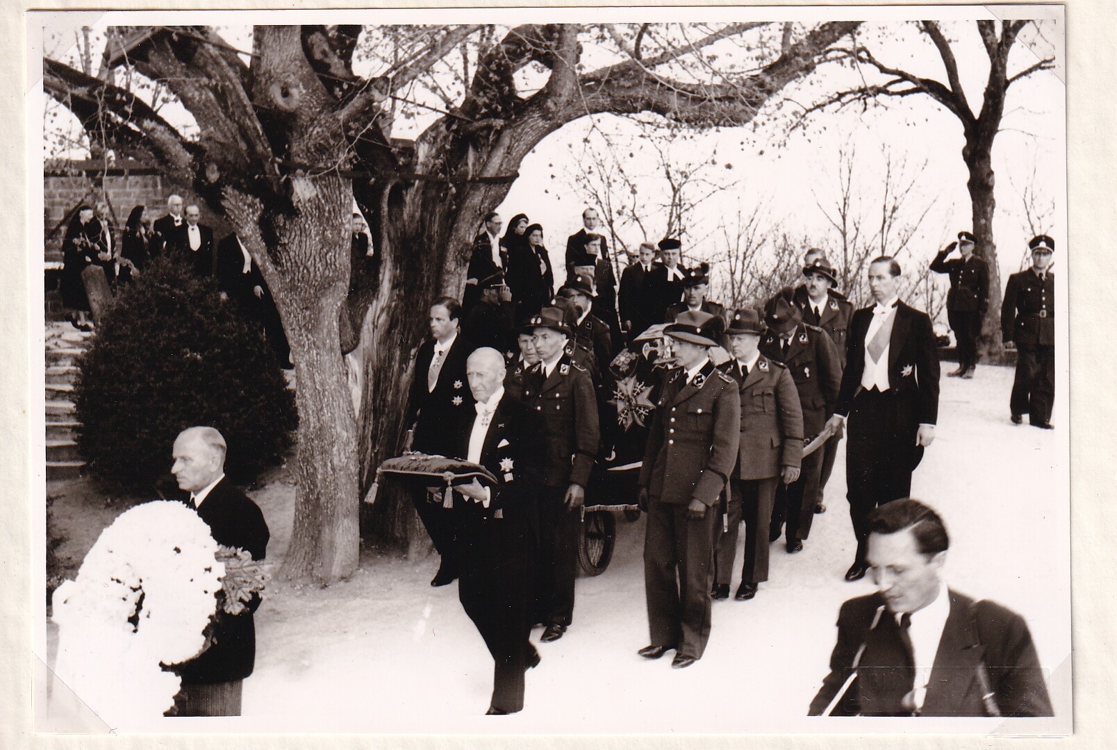 Foto vom Trauerzug bei der Beisetzung der ehemaligen Kronprinzessin Cecilie (1886-1954) auf der Burg Hohenzollern, 12.05.1954 (Schloß Wernigerode GmbH RR-F)