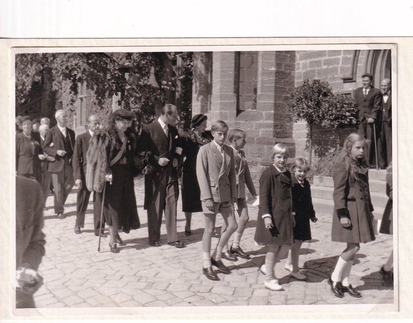 Foto von Familienmitgliedern bei der Überführung des Sarkophags König Friedrichs II. von Preußen (1712-1786) auf die Burg Hohenzollern, 14.09.1952 (Schloß Wernigerode GmbH RR-F)