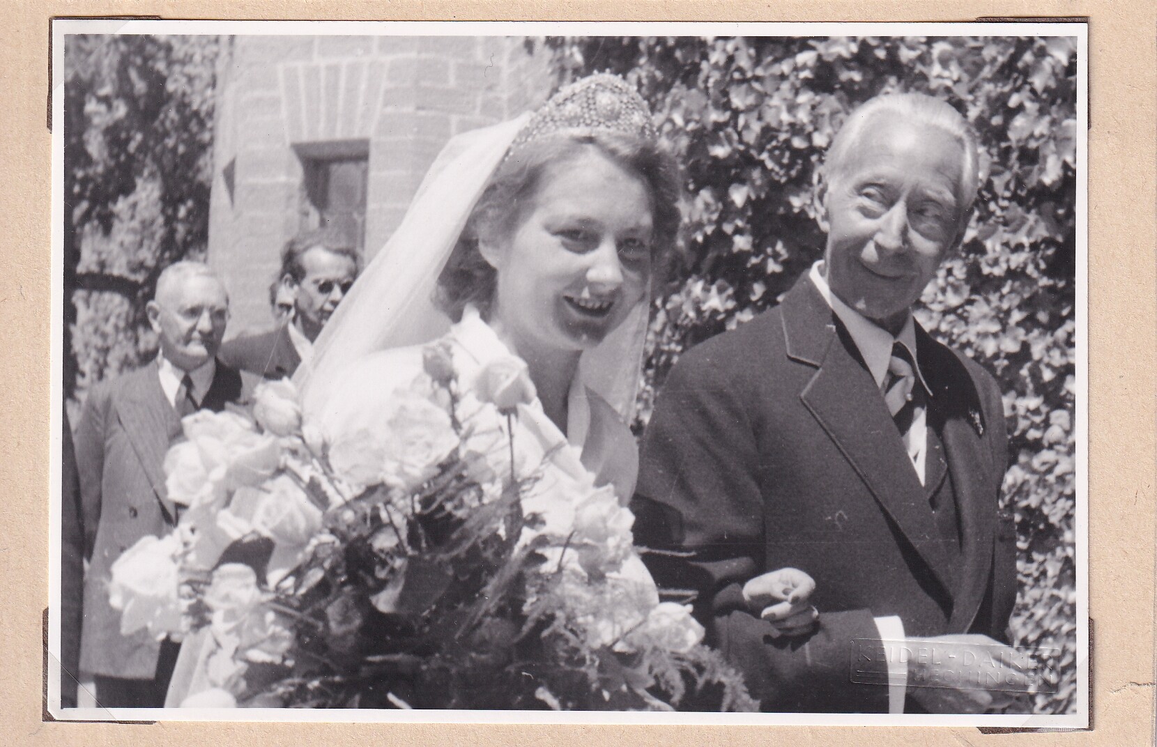 Foto des ehemaligen Kronprinzen Wilhelm (1882-1951) mit seiner Tochter Cecilie (1917-1975) bei deren Hochzeit auf der Burg Hohenzollern, 21.06.1949 (Schloß Wernigerode GmbH RR-F)