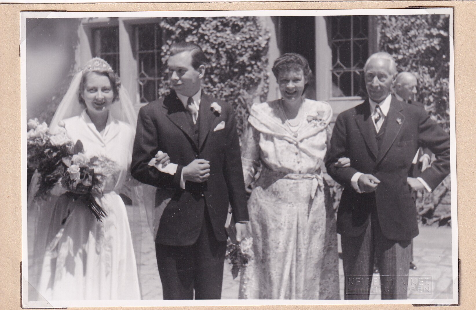 Foto der Cecilie Prinzessin von Preußen (1917-1975) nach ihrer Hochzeit mit Ehemann und Eltern, Burg Hohenzollern, 21.06.1949 (Schloß Wernigerode GmbH RR-F)