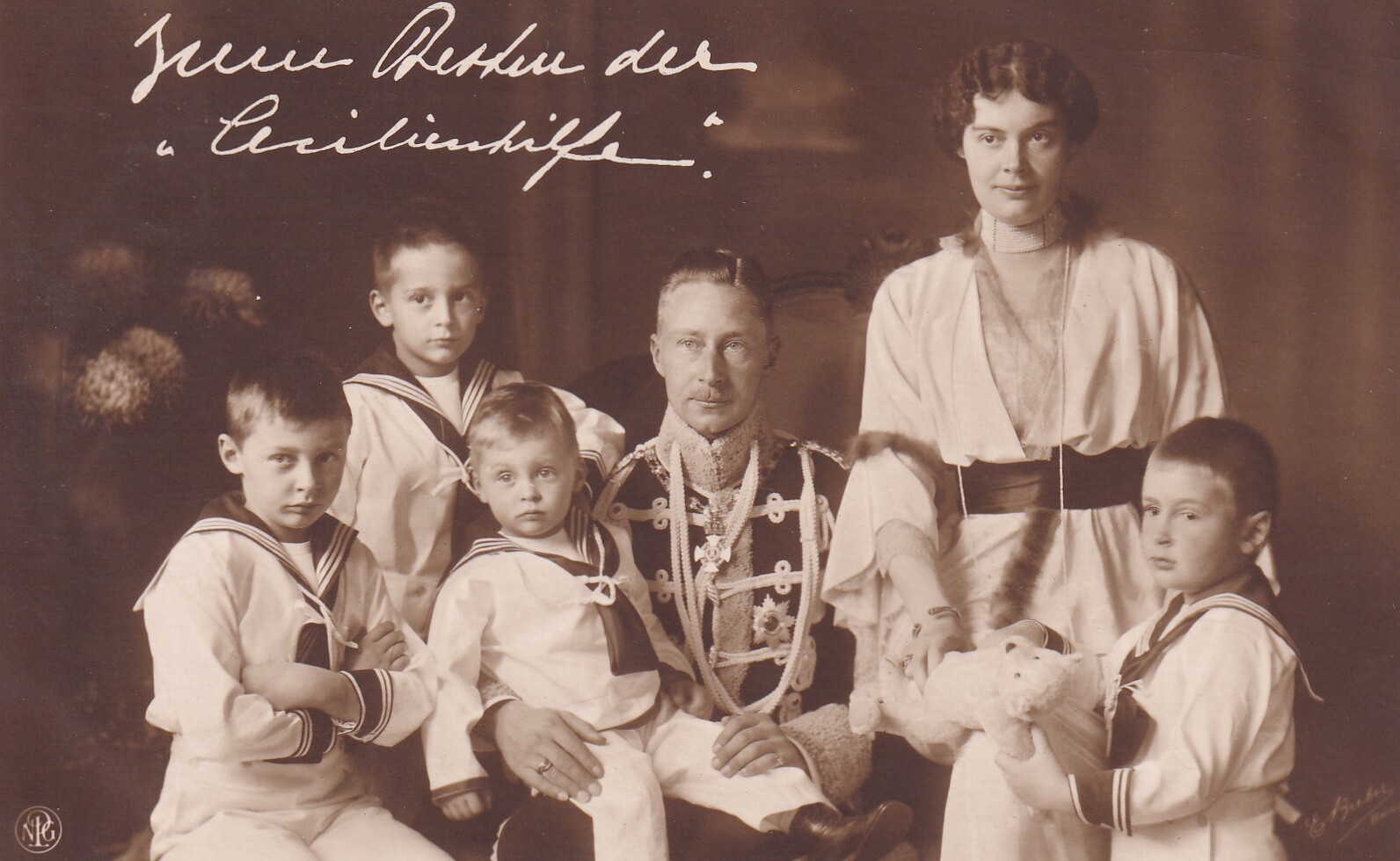 Bildpostkarte mit Foto des letzten deutschen Kronprinzenpaares Wilhelm (1882-1951) und Cecilie (1886-1954) mit seinen vier Söhnen, 1914 (Schloß Wernigerode GmbH RR-F)