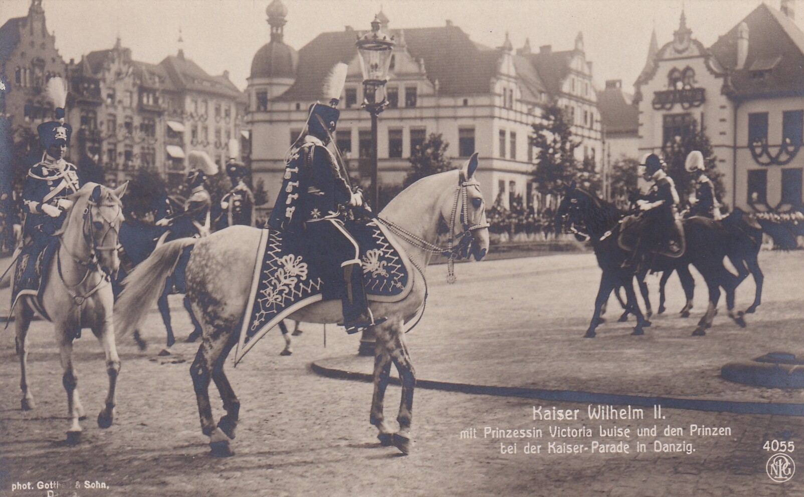 Bildpostkarte mit Foto Kaiser Wilhelms II. (1858-1941) mit Tochter und Söhnen bei einer Parade in Danzig, 1910 (Schloß Wernigerode GmbH RR-F)