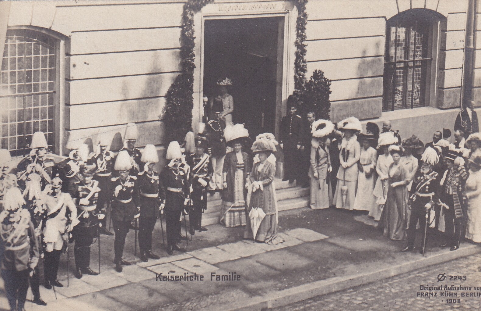 Bildpostkarte mit Foto einer Feierlichkeit in Anwesenheit der Kaiserfamilie, Juni 1909 (Schloß Wernigerode GmbH RR-F)