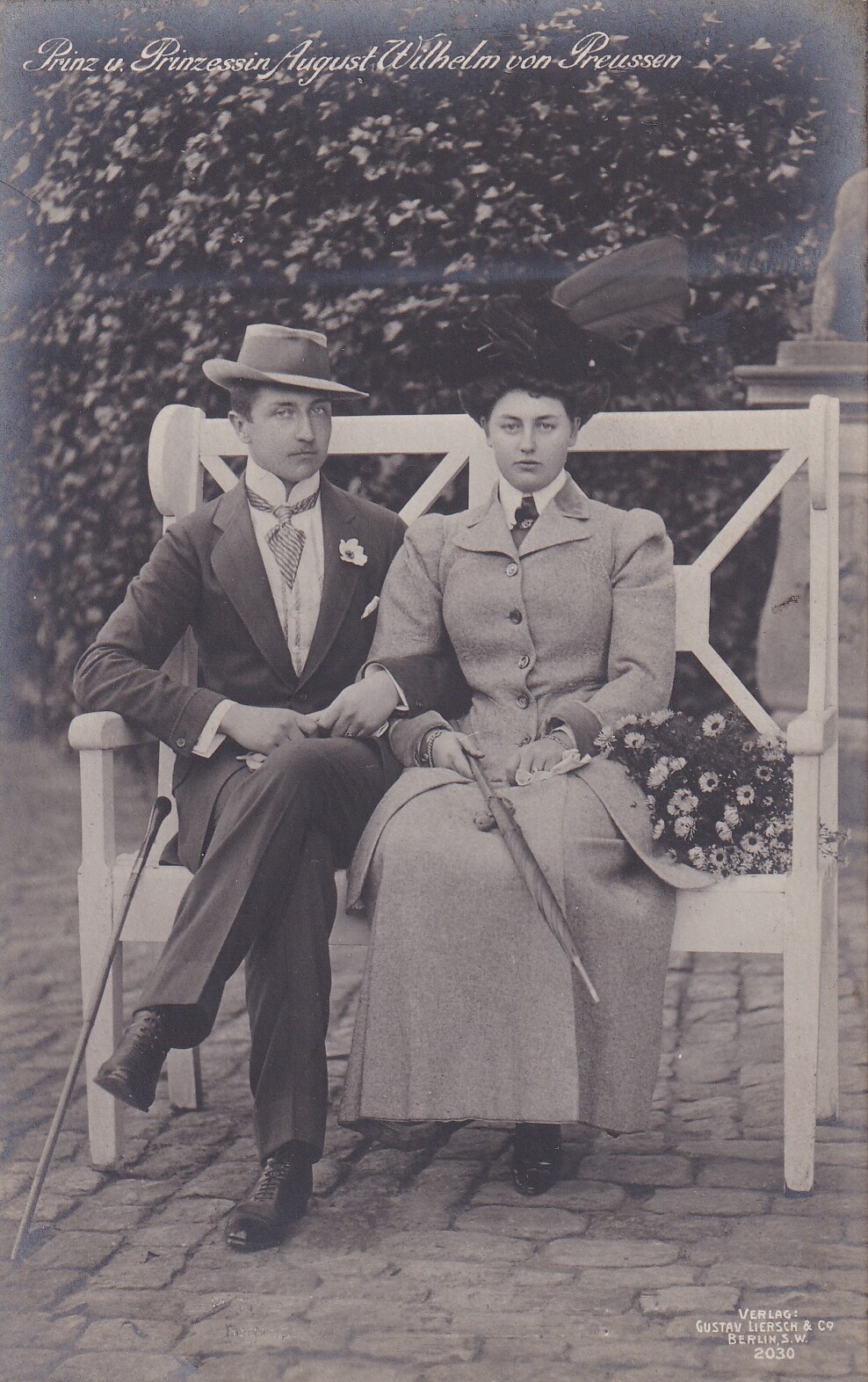 Bildpostkarte mit Porträtfoto von Prinz August Wilhelm von Preußen (1887-1949) mit Frau, 1908 (Schloß Wernigerode GmbH RR-F)