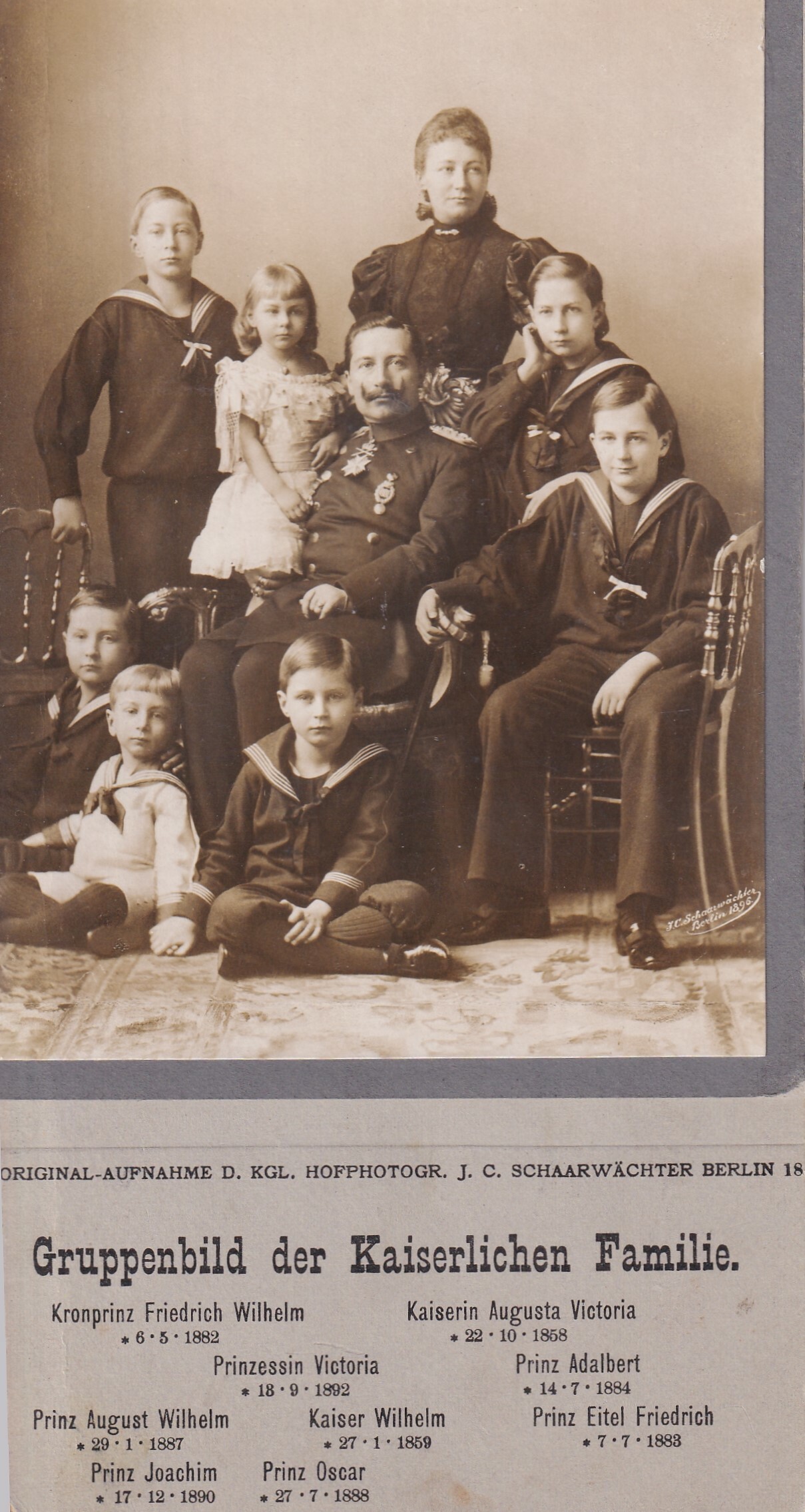 Fotografie mit Gruppenbild der Familie Kaiser Wilhelms II. (1859-1941), 1896 bzw. 1898 (Schloß Wernigerode GmbH RR-F)