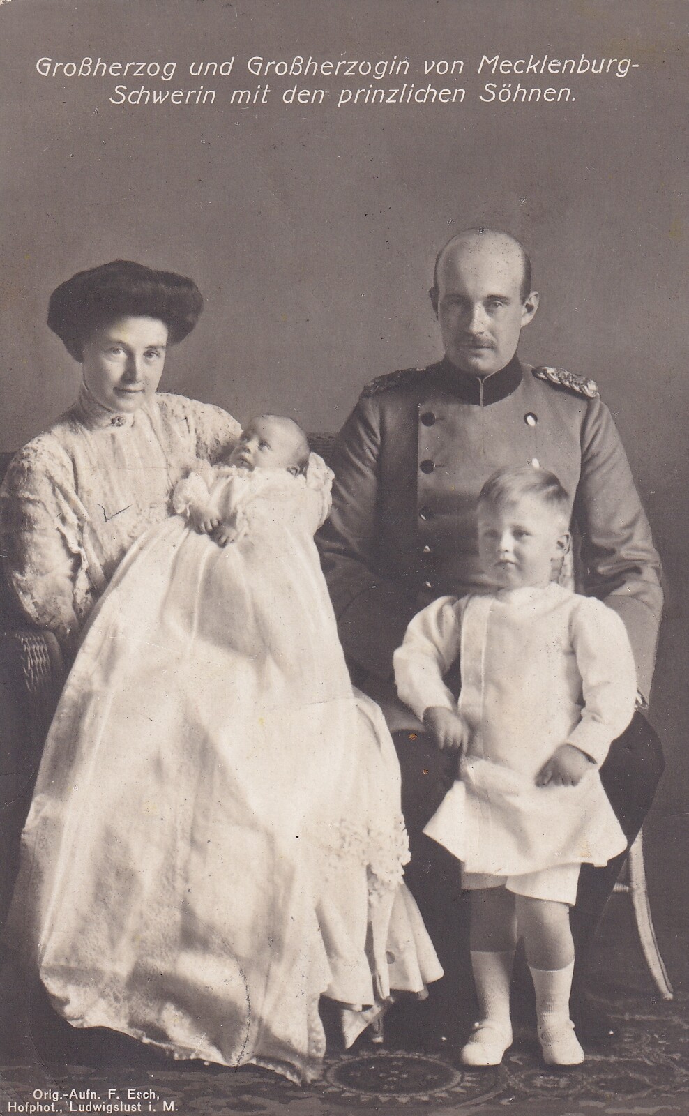 Bildpostkarte mit Foto der Familie des Großherzogs Friedrich Franz IV. von Mecklenburg-Schwerin, 1912 (Schloß Wernigerode GmbH RR-F)