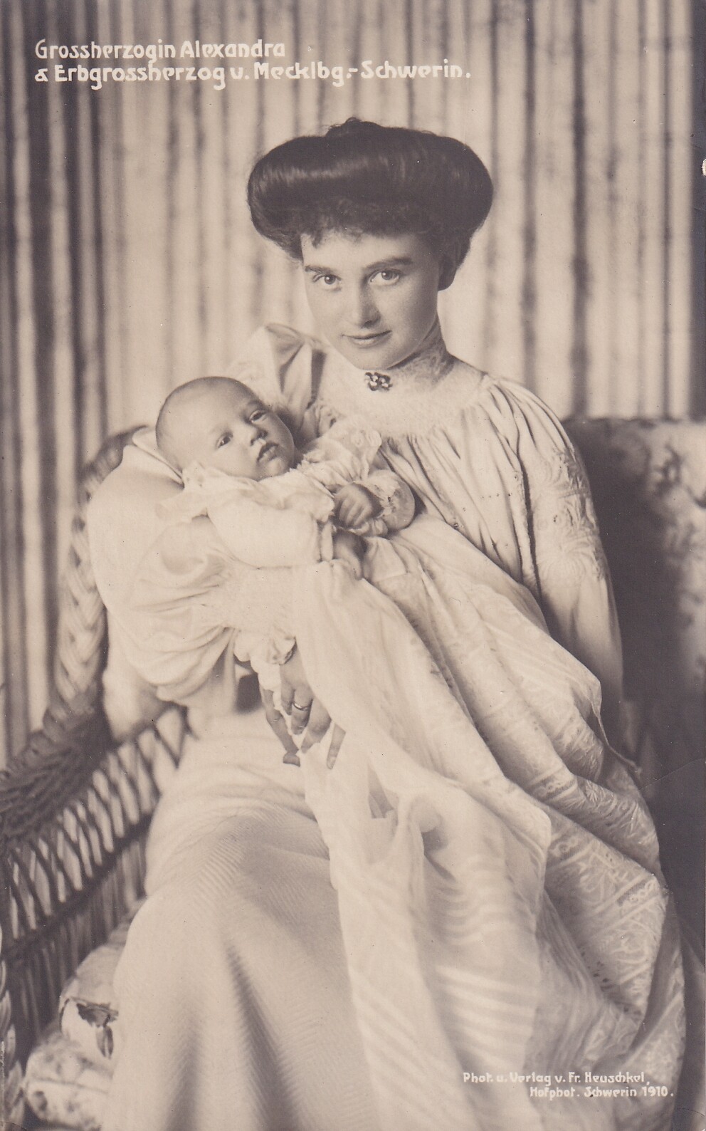 Bildpostkarte mit Foto von Großherzogin Alexandra von Mecklenburg-Schwerin mit ihrem ältesten Sohn, 1910 (Schloß Wernigerode GmbH RR-F)