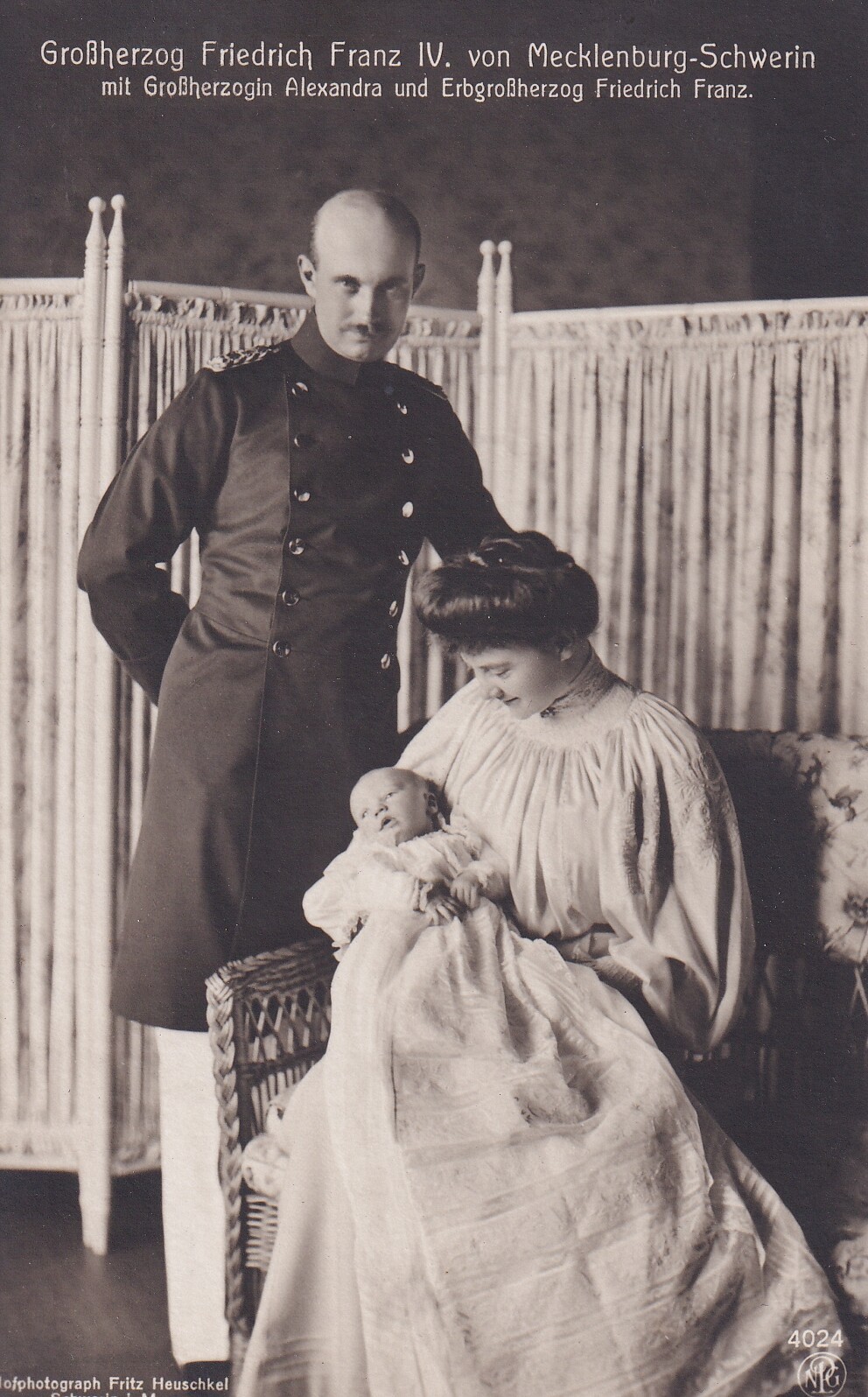 Bildpostkarte mit Foto der Familie des Großherzogs Friedrich Franz IV. von Mecklenburg-Schwerin, 1910 (Schloß Wernigerode GmbH RR-F)