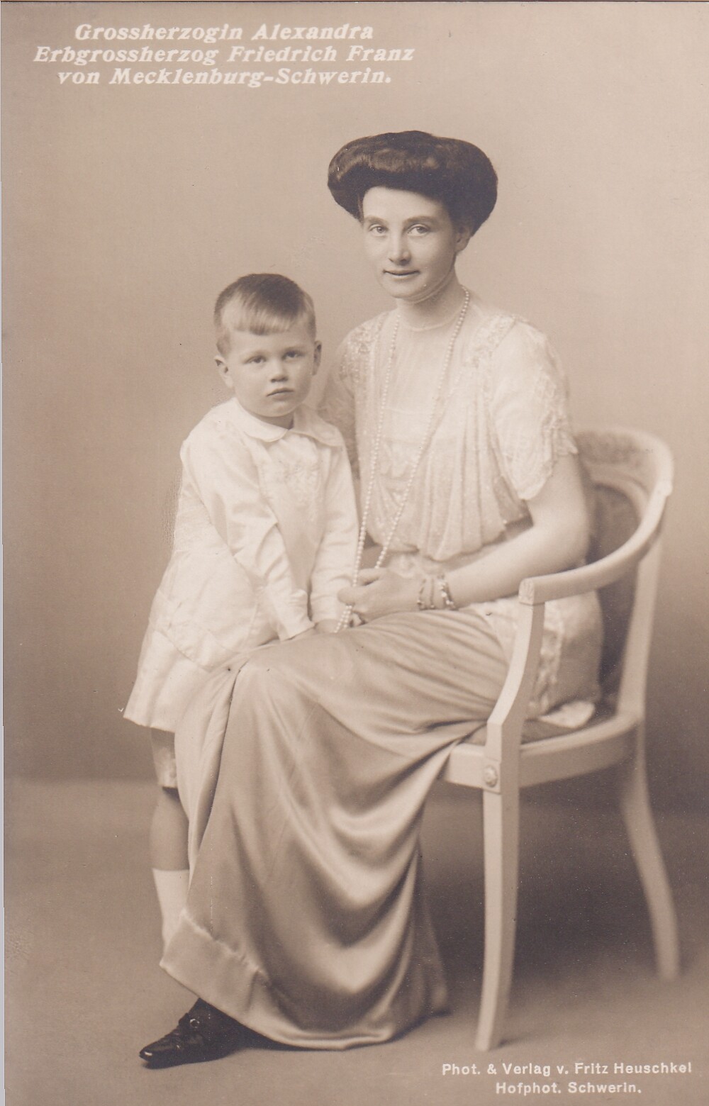 Bildpostkarte mit Foto von Großherzogin Alexandra von Mecklenburg-Schwerin mit ihrem ältesten Sohn, um 1914 (Schloß Wernigerode GmbH RR-F)
