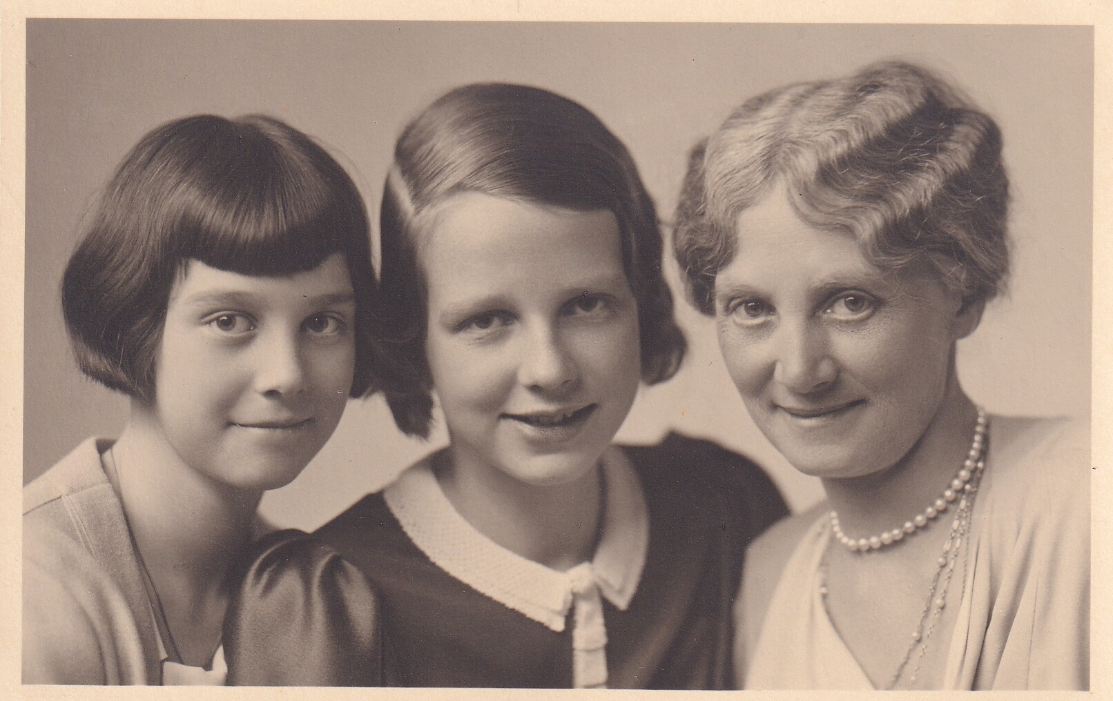 Bildpostkarte mit Foto von Alexandra Großherzogin von Mecklenburg-Schwerin mit zwei Töchtern, um 1933 (Schloß Wernigerode GmbH RR-F)