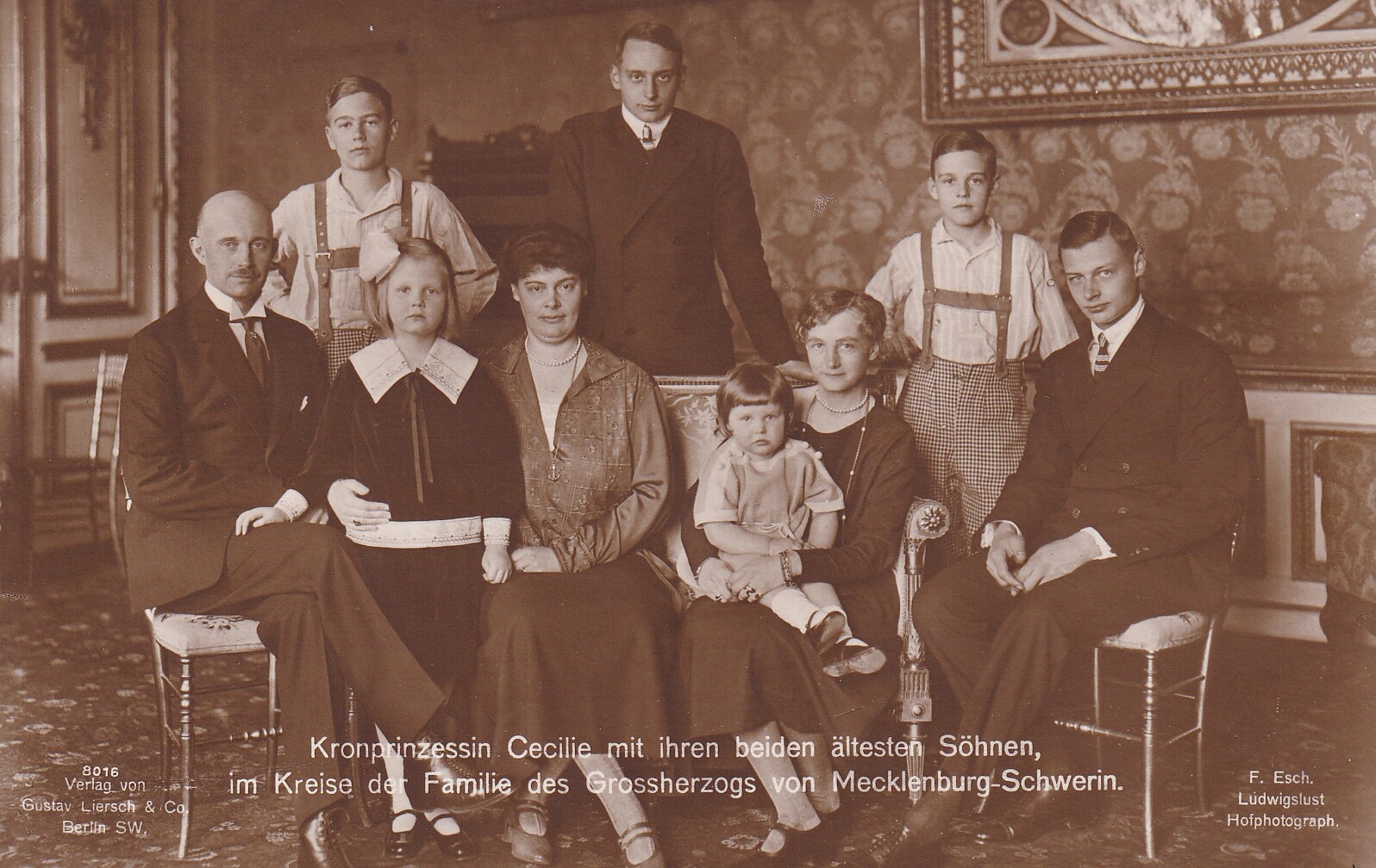 Bildpostkarte mit Foto der ehemaligen Kronprinzessin Cecilie mit zwei Söhnen und der Familie ihres Bruders, 1925 (Schloß Wernigerode GmbH RR-F)