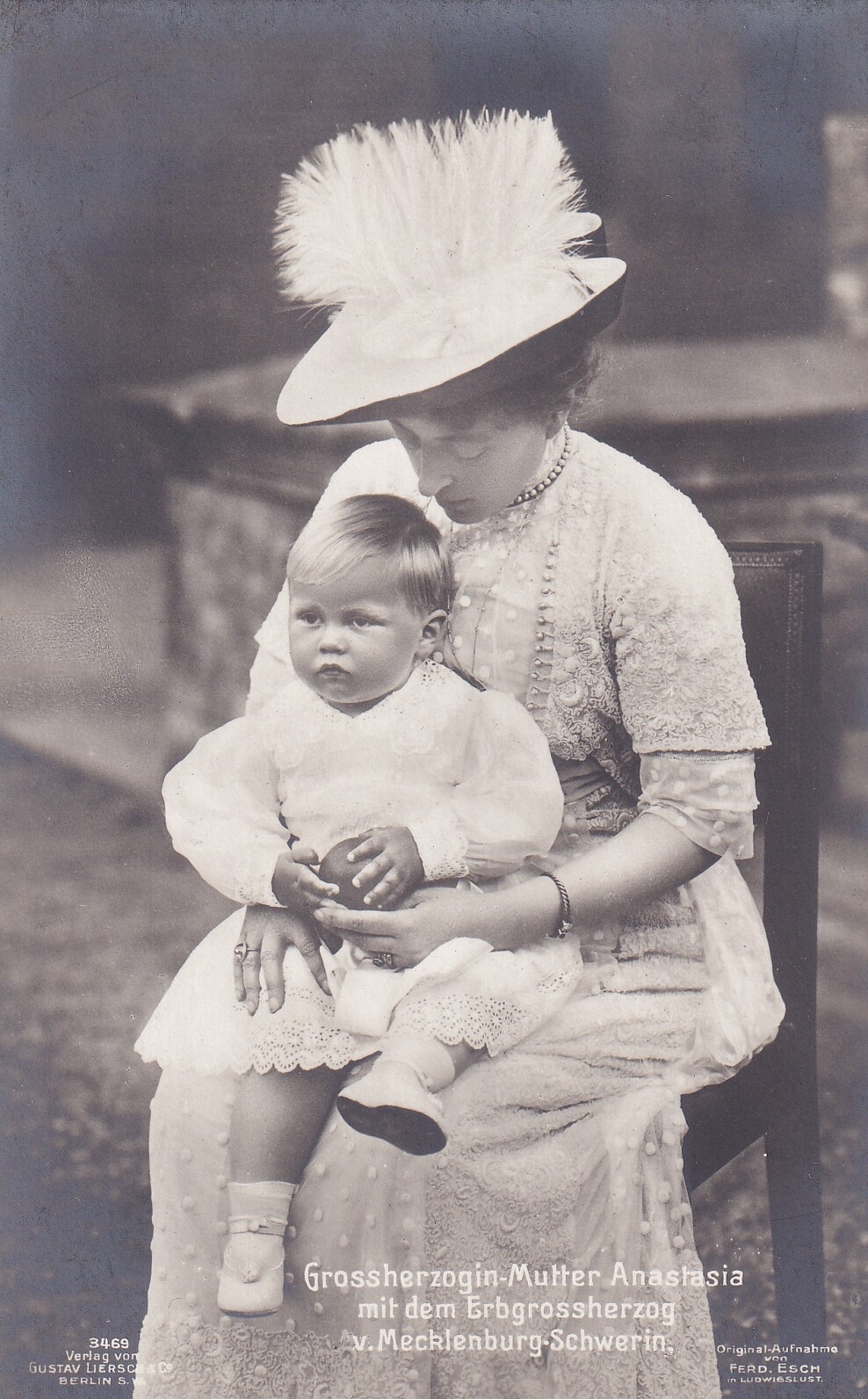 Bildpostkarte mt Foto der Großherzogin-Mutter Anastasia von Mecklenburg-Schwerin mit ihrem ältesten Enkel, 1911 (Schloß Wernigerode GmbH RR-F)