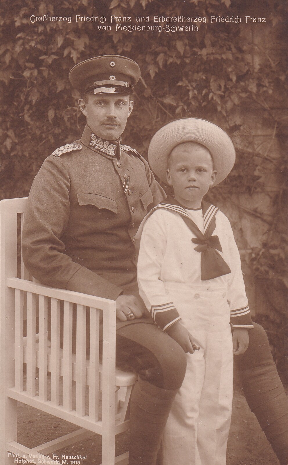 Bildpostkarte mit Foto von Großherzog Friedrich Franz IV. von Mecklenburg-Schwerin mit seinem ältesten Sohn, 1915 (Schloß Wernigerode GmbH RR-F)