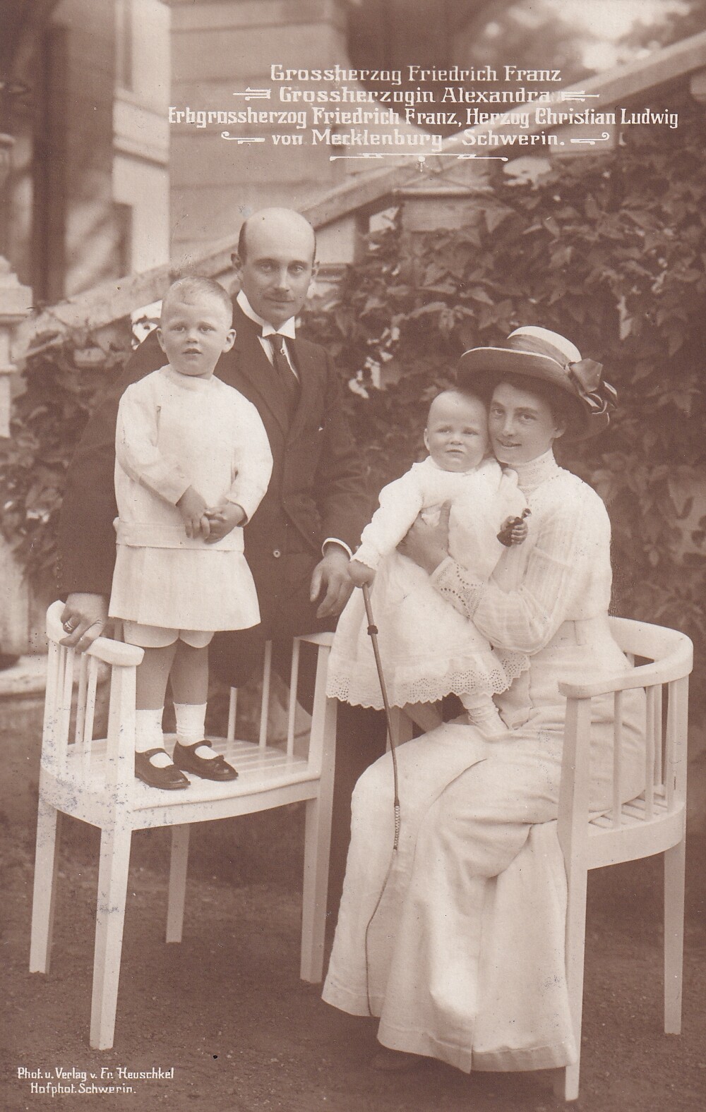 Bildpostkarte mit Foto der Familie von Großherzog Friedrich Franz IV. von Mecklenburg-Schwerin, 1913 (Schloß Wernigerode GmbH RR-F)