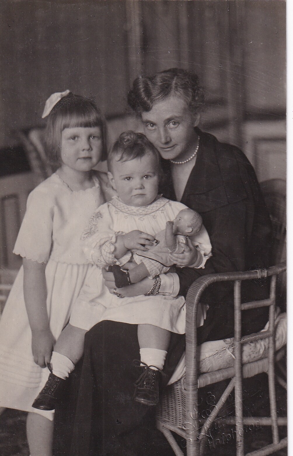 Bildpostkarte mit Foto der Alexandra Großherzogin von Mecklenburg-Schwerin mit ihren beiden Töchtern, 1924 (Schloß Wernigerode GmbH RR-F)