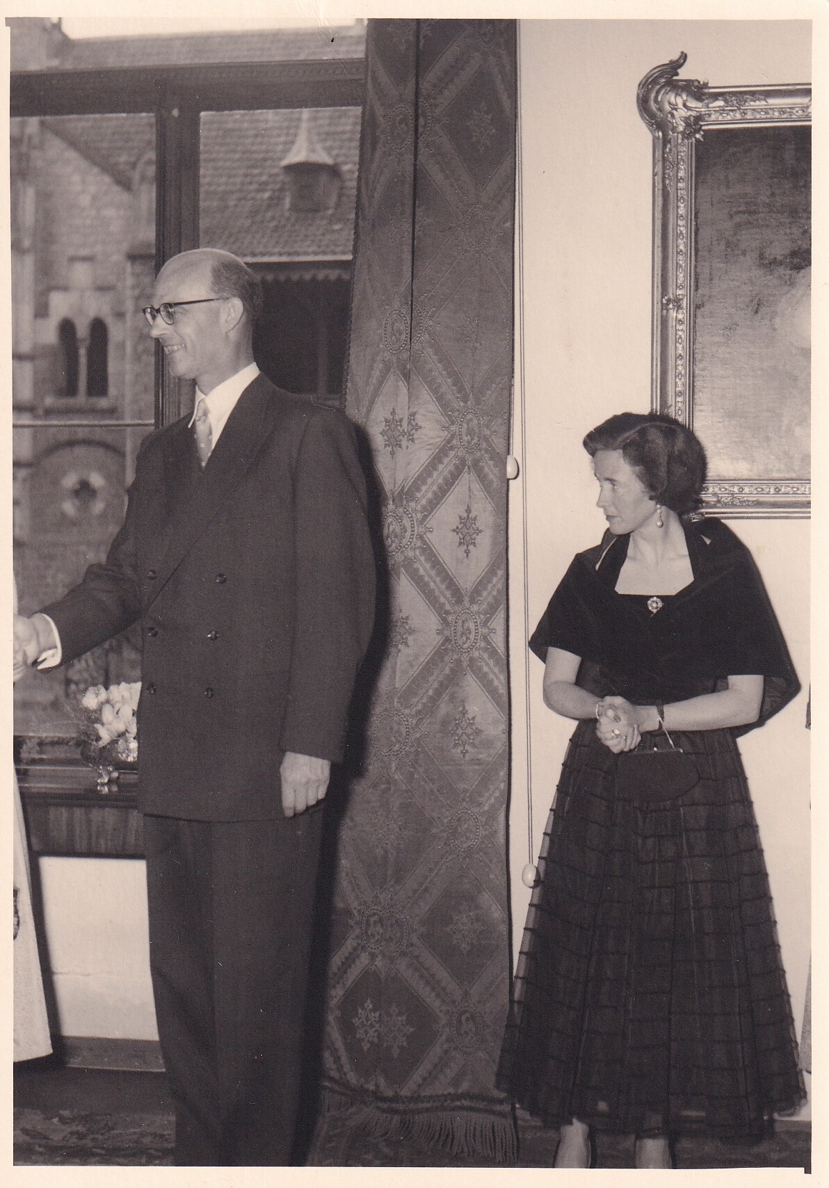 Bildpostkarte mit Foto von Christian Ludwig Herzog zu Mecklenburg und Barbara Prinzessin von Preußen bei ihrer Verlobung, 4.5.1954 (Schloß Wernigerode GmbH RR-F)