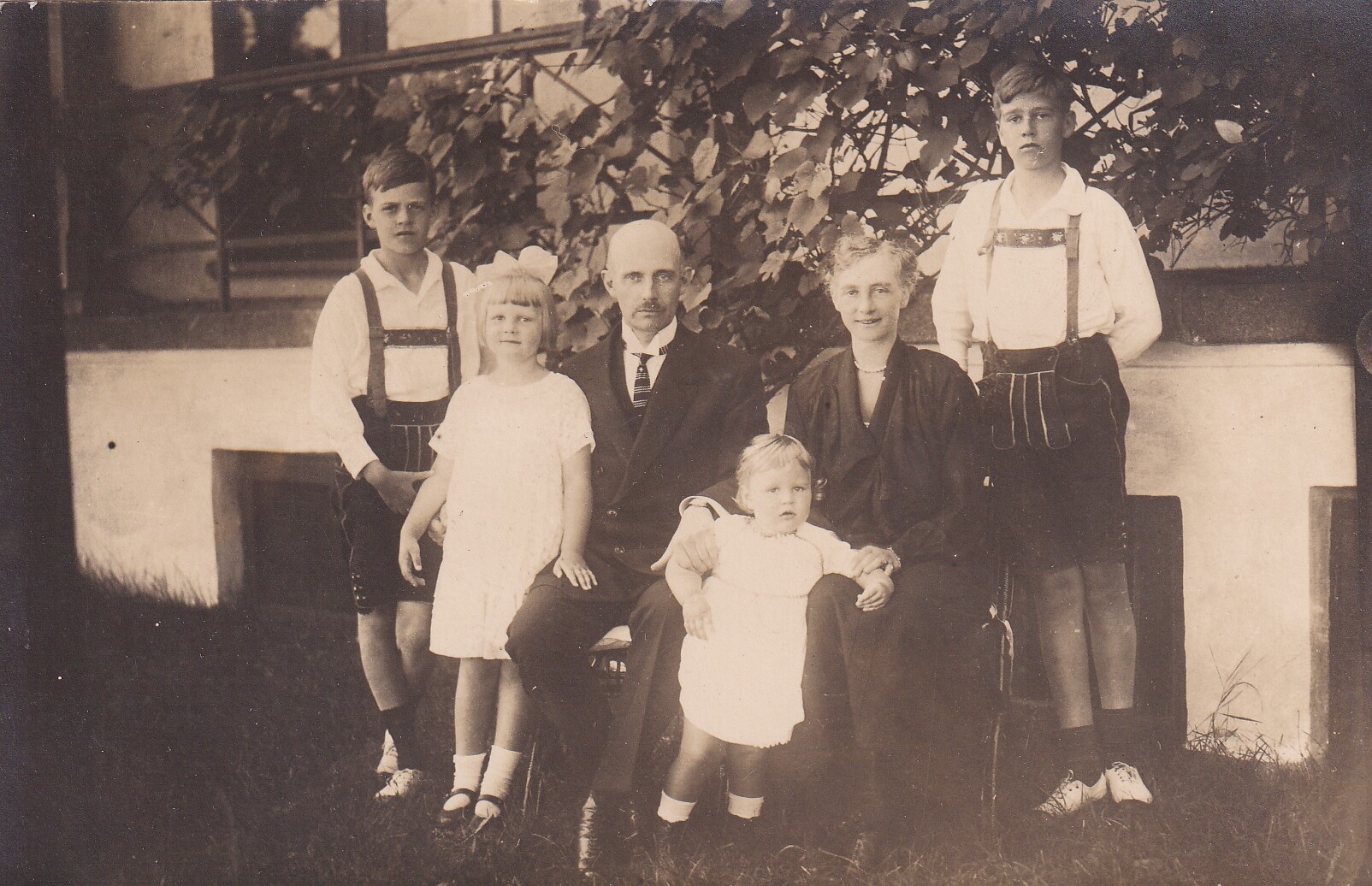 Bildpostkarte mit Foto der Familie des Franz Friedrich (IV.) Großherzog von Mecklenburg-Schwerin in Heiligendamm, 1924 (Schloß Wernigerode GmbH RR-F)