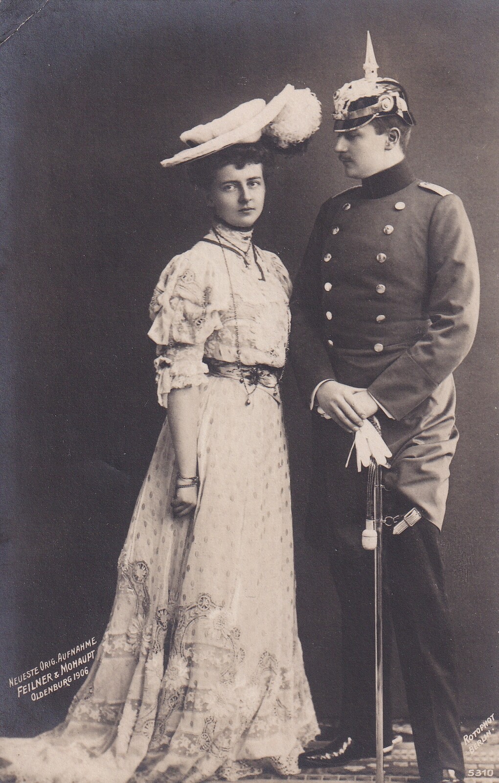 Bildpostkarte mit Foto des Prinzen Eitel Friedrich von Preußen mit seiner Braut Sophie Charlotte, 1906 (Schloß Wernigerode GmbH RR-F)