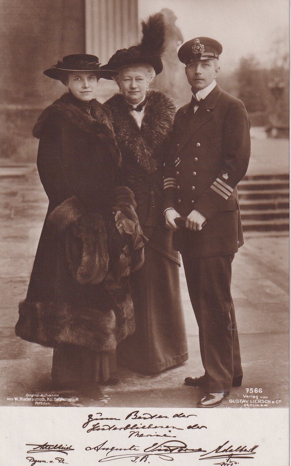 Bildpostkarte mit Foto der Kaiserin Auguste Victoria mit Sohn Adalbert und Schwiegertochter Adelheid, 1915 (Schloß Wernigerode GmbH RR-F)