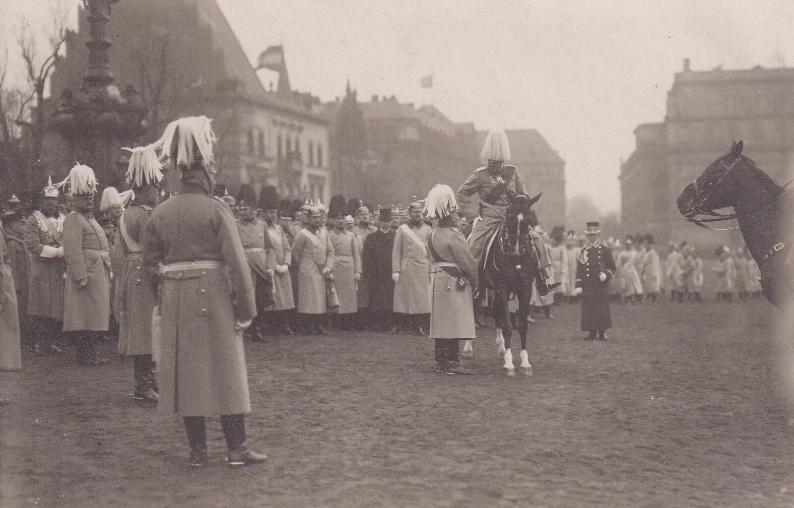 Bildpostkarte mit Foto des Prinzen Eitel Friedrich von Preußen auf dem Breslauer Schlossplatz, 1912 (Schloß Wernigerode GmbH RR-F)