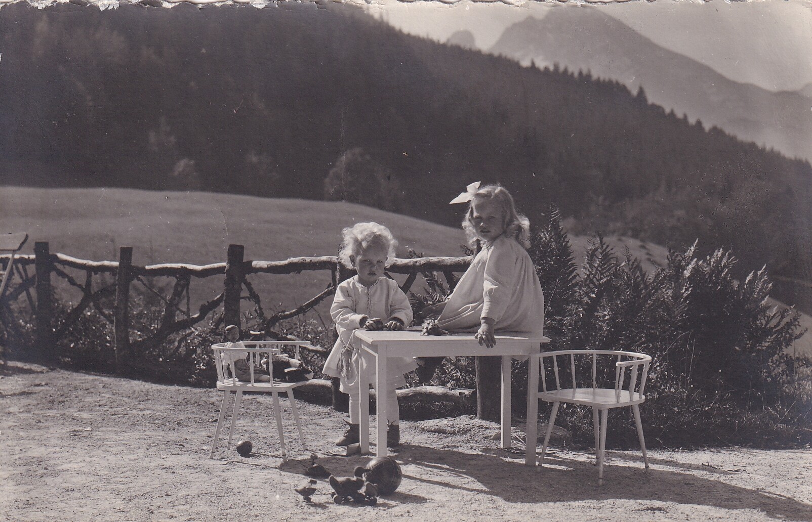 Bildpostkarte mit Foto der beiden Kinder von Adalbert Prinz von Preußen, 1920 (Schloß Wernigerode GmbH RR-F)