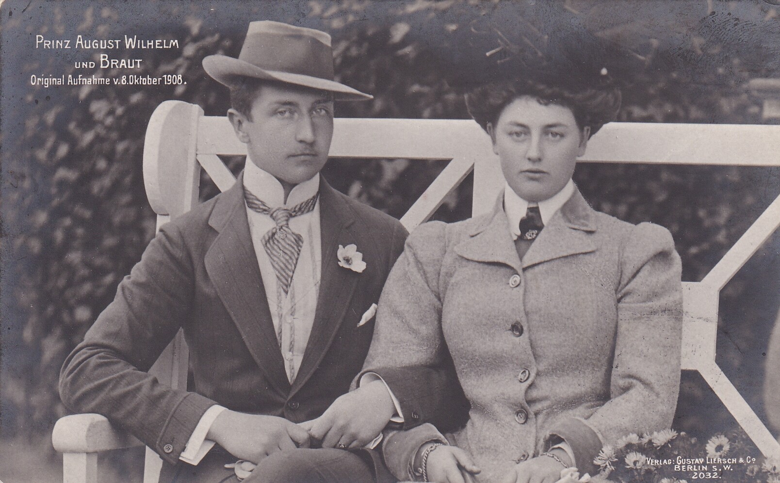 Bildpostkarte mit Foto des Prinzen August Wilhelm von Preußen (1887-1949) mit seiner Braut Alexandra Viktoria, 8.10.1908 (Schloß Wernigerode GmbH RR-F)