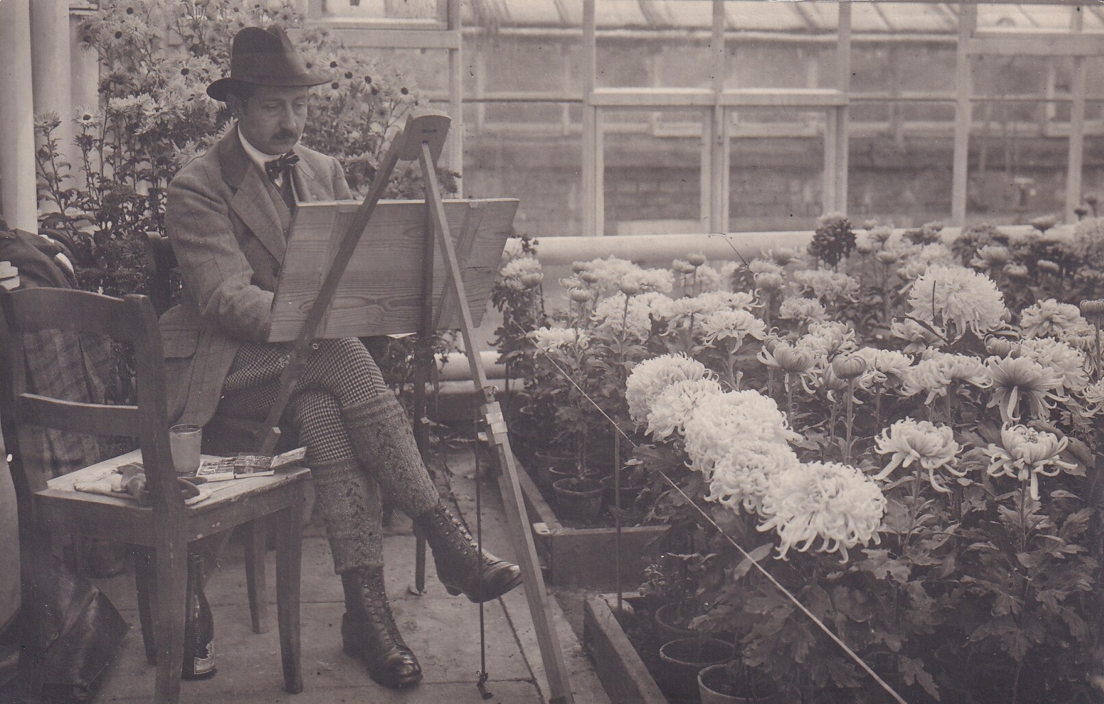 Bildpostkarte mit Foto von August Wilhelm Prinz von Preußen (1887-1949) beim Malen in einem Gewächshaus, 1922 (Schloß Wernigerode GmbH RR-F)