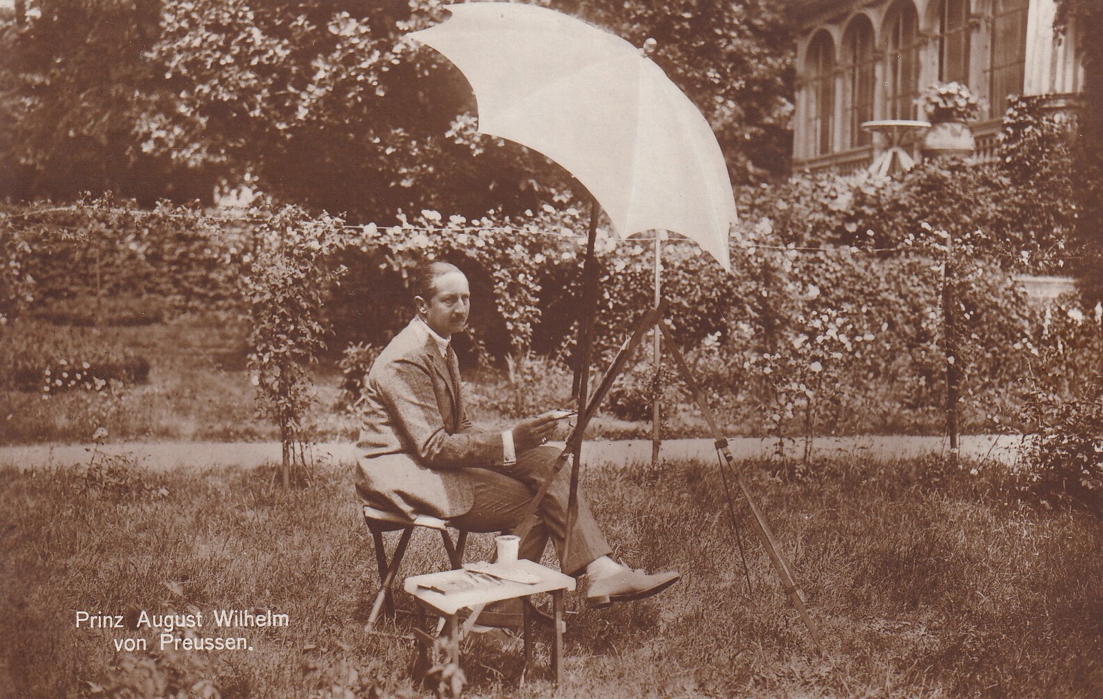 Bildpostkarte mit Foto von August Wilhelm Prinz von Preußen (1887-1949) beim Malen im Garten, 1922 (Schloß Wernigerode GmbH RR-F)
