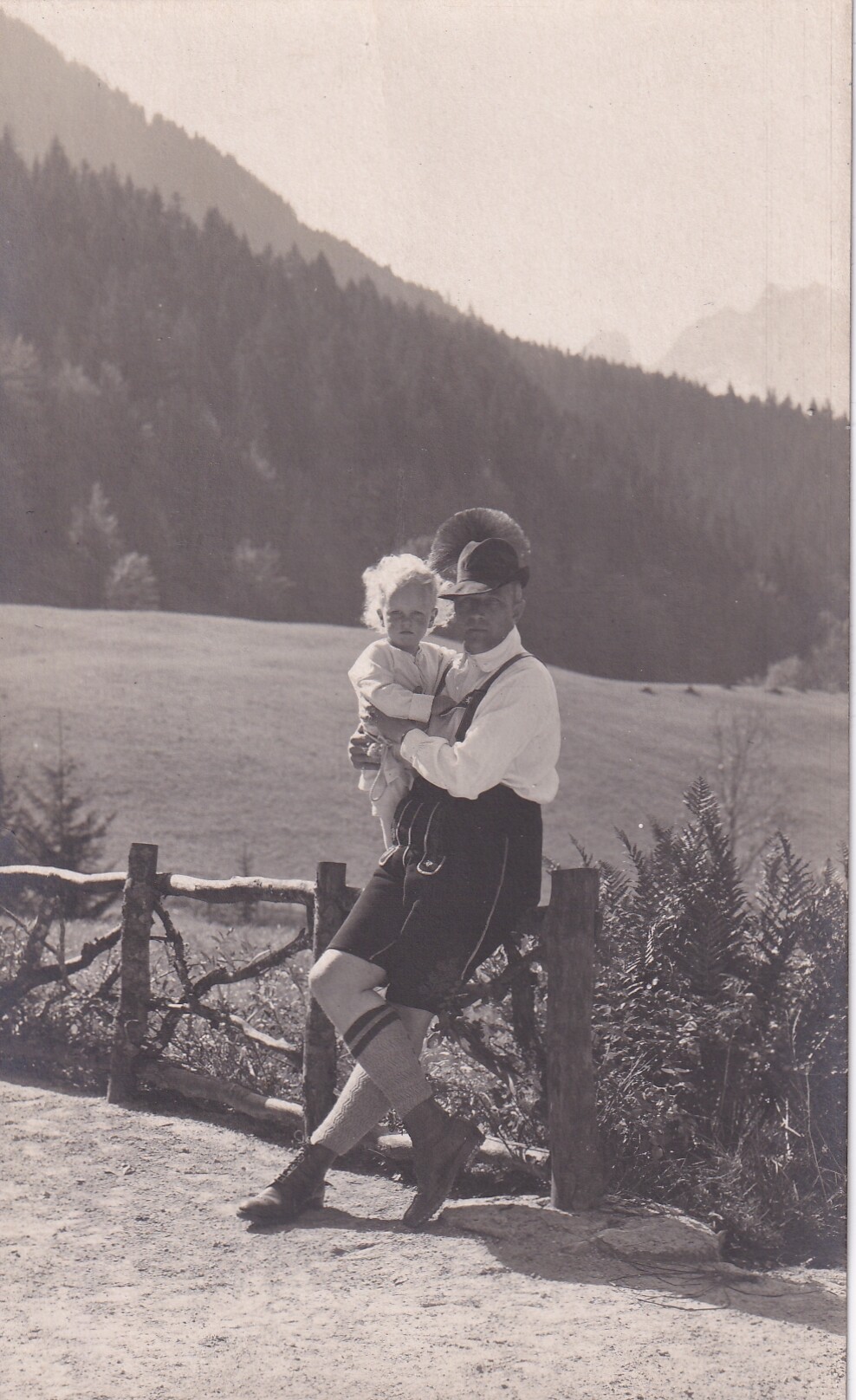 Bildpostkarte mit Foto von Adalbert Prinz von Preußen mit seinem Sohn Wilhelm Victor, 1920 (Schloß Wernigerode GmbH RR-F)