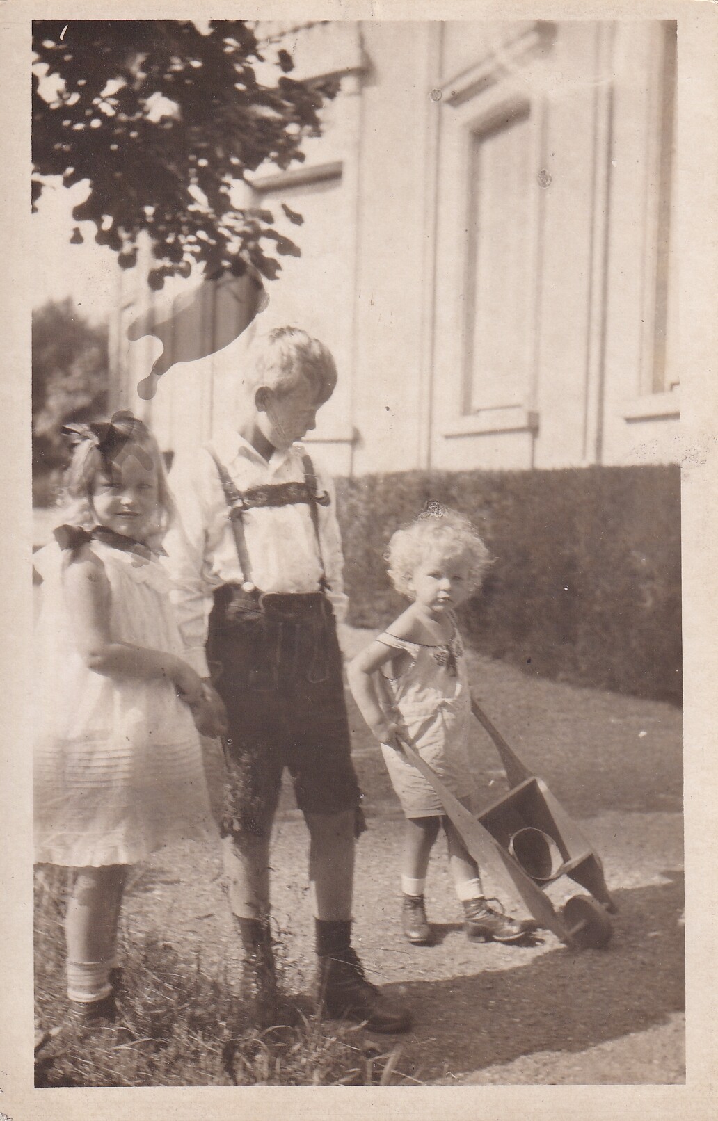 Bildpostkarte mit Foto von drei Enkelkindern des ehemaligen Kaisers Wilhelm II., 1921 (Schloß Wernigerode GmbH RR-F)