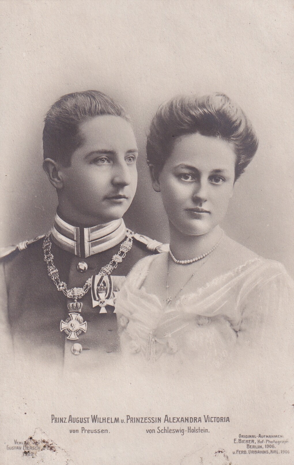 Bildpostkarte mit Fotomontage des Prinzen August Wilhelm von Preußen mit seiner Verlobten Alexandra Victoria, 1906 (Schloß Wernigerode GmbH RR-F)