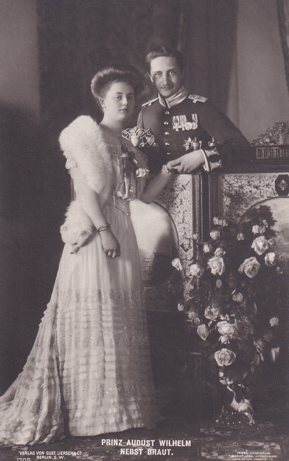 Bildpostkarte mit Foto von Prinz August Wilhelm von Preußen mit seiner Verlobten Alexandra Victoria, 1906 (Schloß Wernigerode GmbH RR-F)