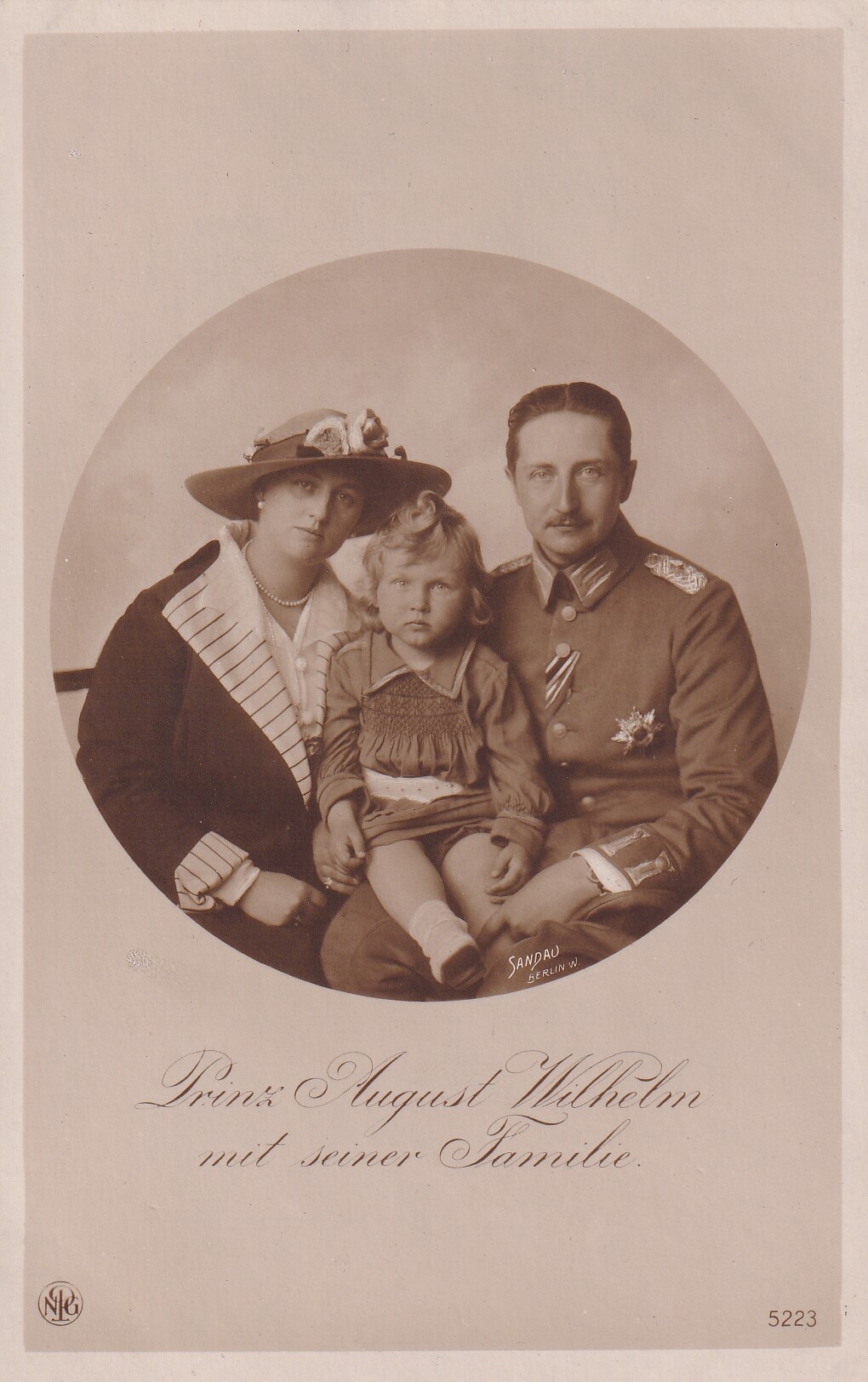 Bildpostkarte mit Foto der Familie des Prinzen August Wilhelm von Preußen, 1915 (Schloß Wernigerode GmbH RR-F)