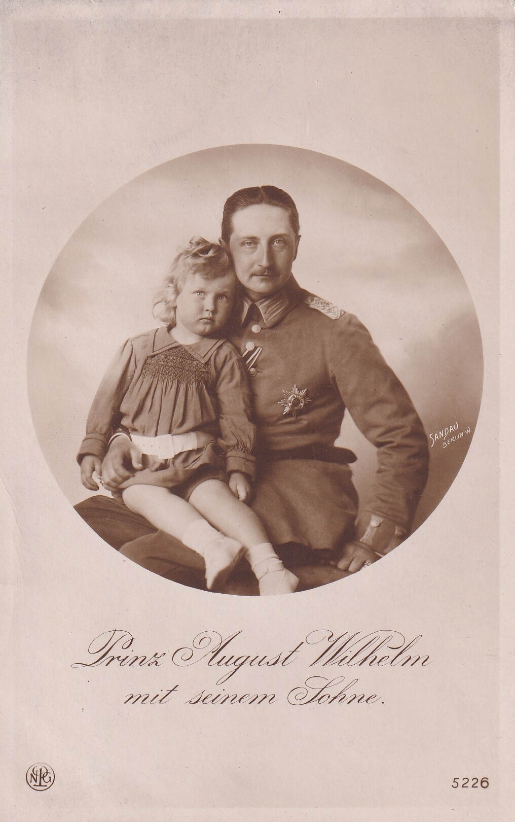 Bildpostkarte mit Foto des Prinzen August Wilhelm von Preußen mit seinem Sohn, 1915 (Schloß Wernigerode GmbH RR-F)